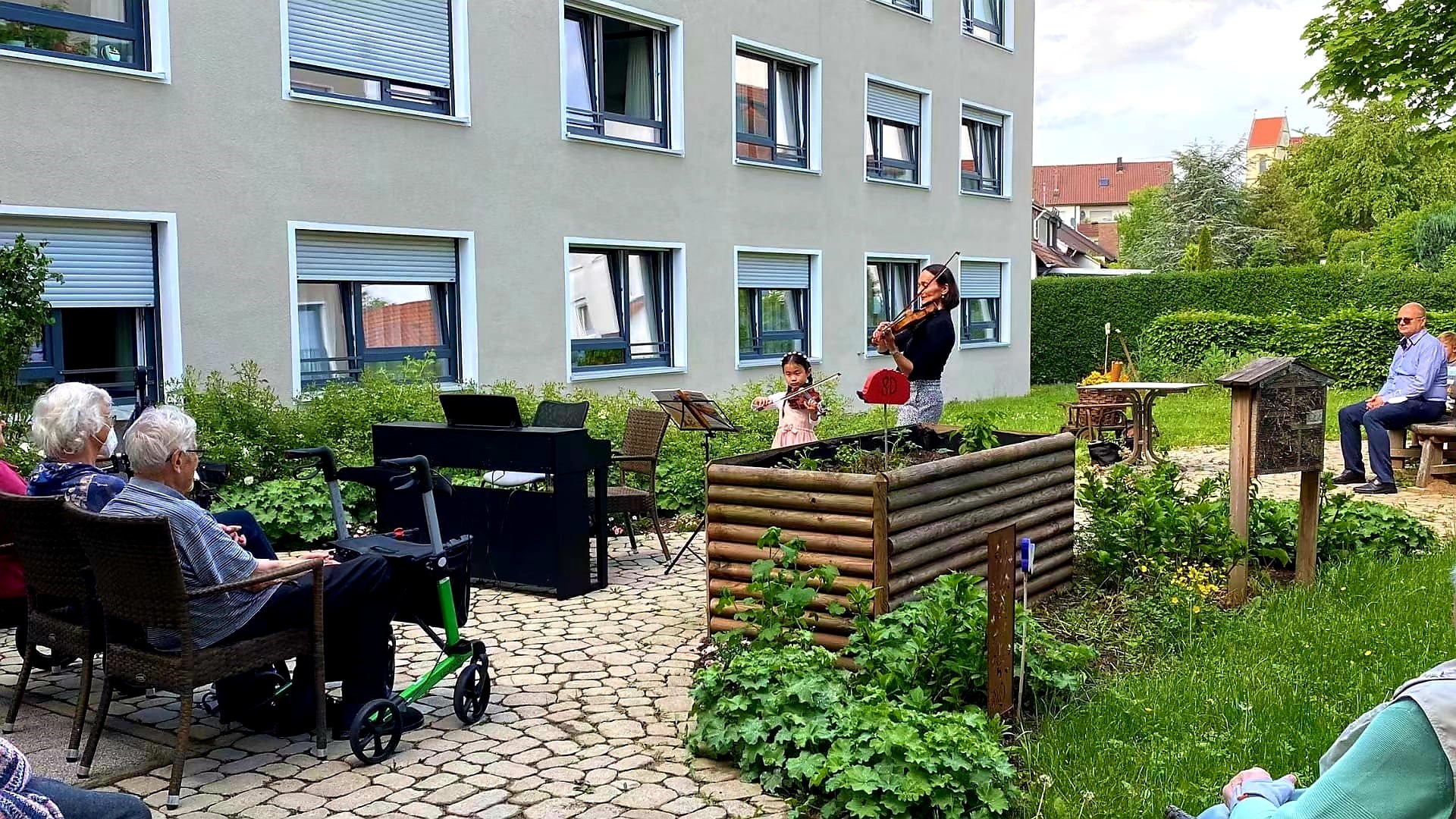 
Begeisterte Zuhörer beim Open-Air-Konzert im Seniorenzentrum Taläcker Wendlingen