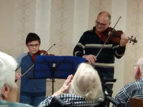 Schüler der GRINIO AKADEMIE spielen für die Bewohner des Seniorenzentrums 