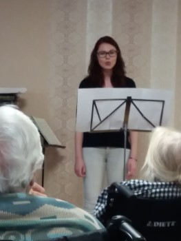 Schüler der GRINIO AKADEMIE spielen für die Bewohner des Seniorenzentrums 