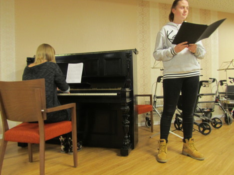 Schüler der GRINIO AKADEMIE spielen für die Bewohner des Seniorenzentrums 