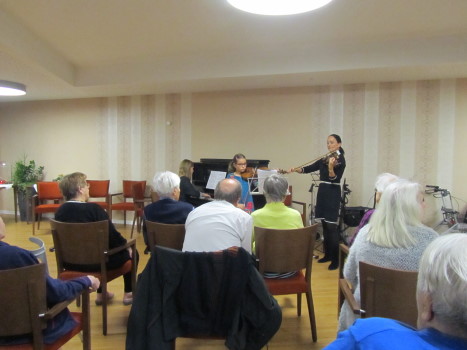 Schüler der GRINIO AKADEMIE spielen für die Bewohner des Seniorenzentrums 