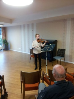 Schüler der GRINIO AKADEMIE spielen für die Bewohner des Seniorenzentrums 