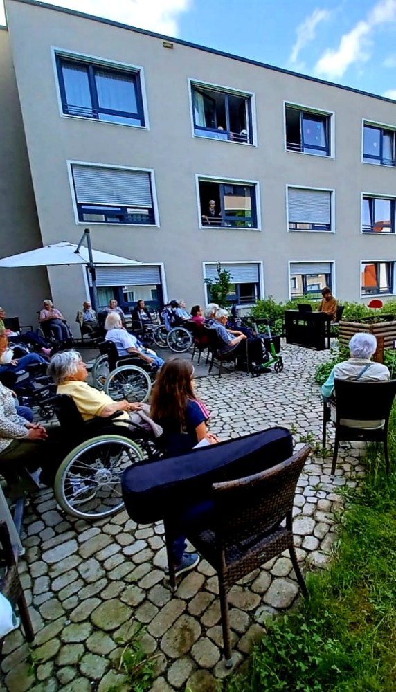 Schüler der GRINIO AKADEMIE spielen für die Bewohner des Seniorenzentrums / Bild 1