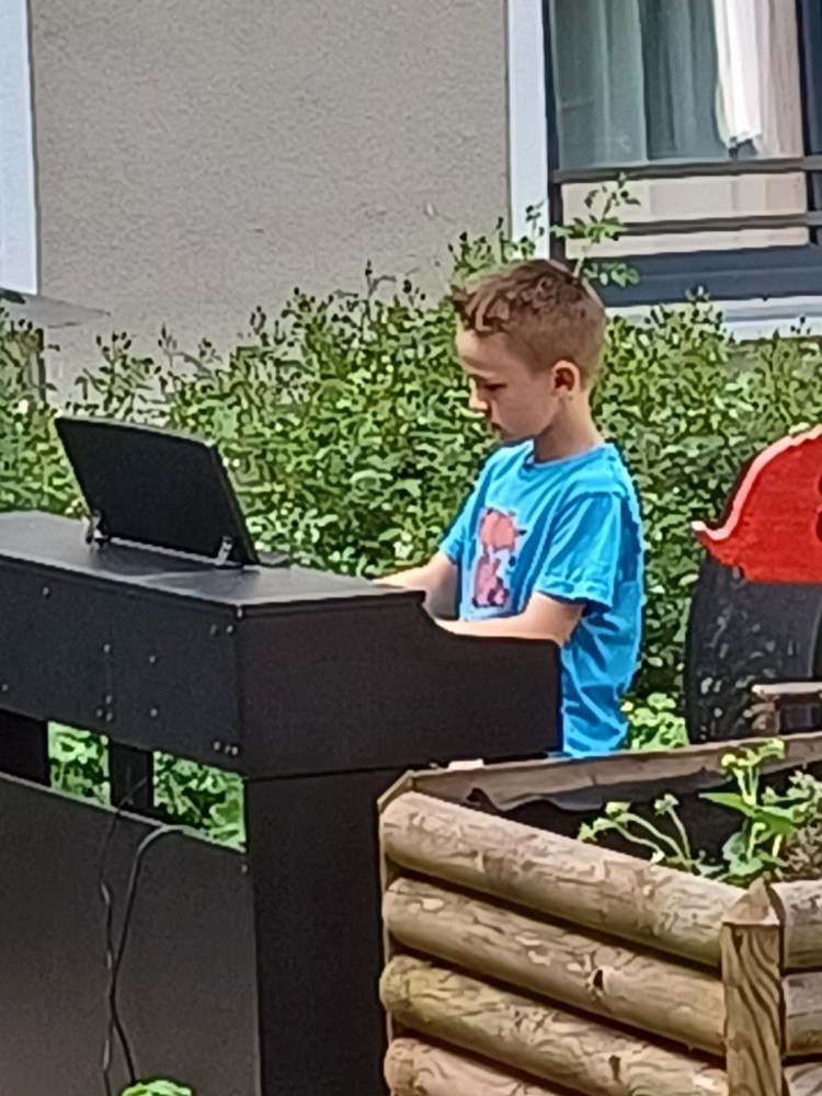 Schüler der GRINIO AKADEMIE spielen für die Bewohner des Seniorenzentrums / Bild 2