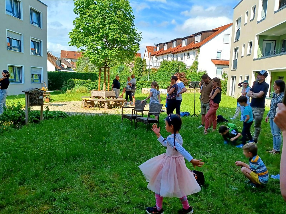 Schüler der GRINIO AKADEMIE spielen für die Bewohner des Seniorenzentrums / Bild 7